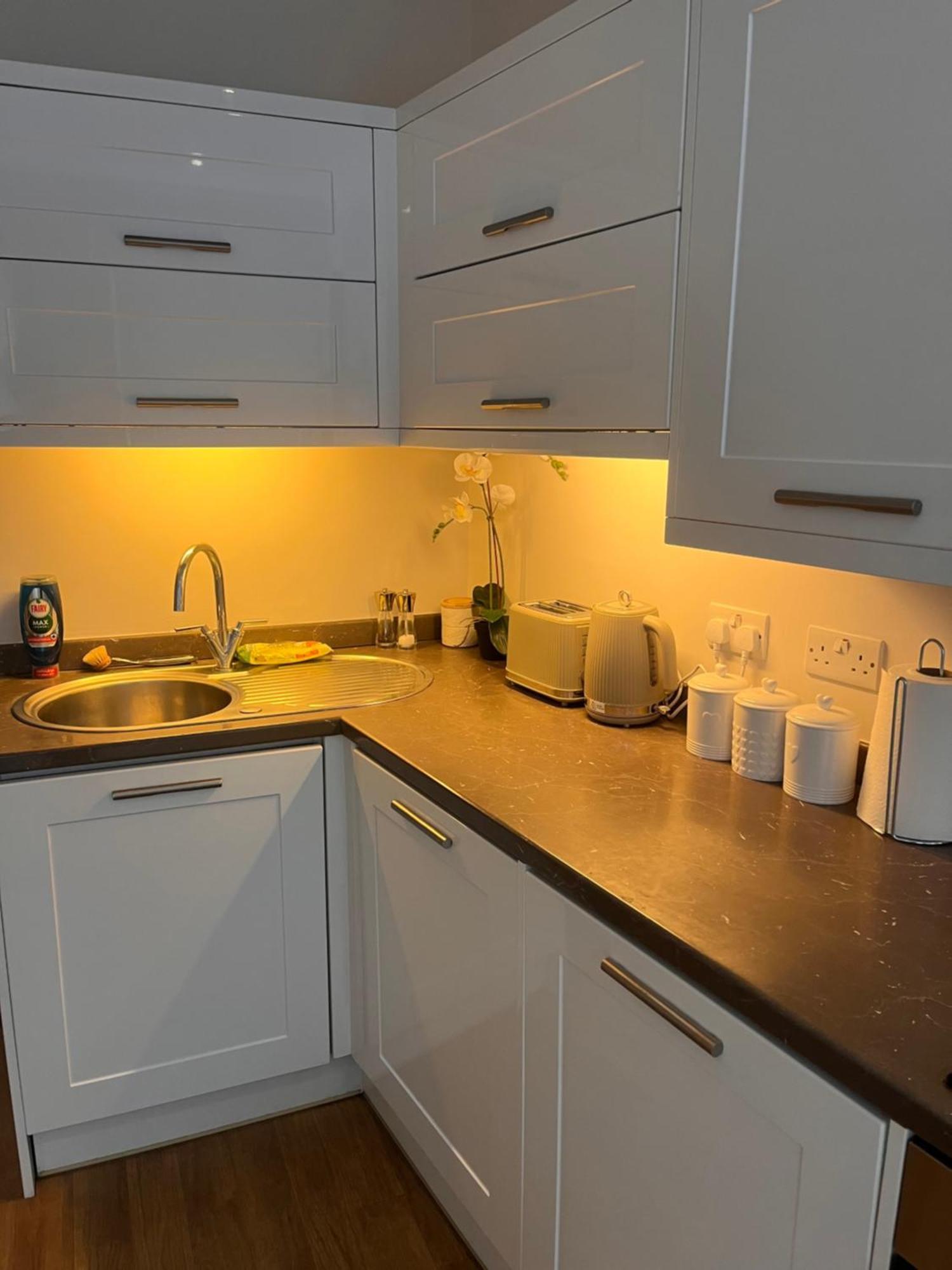Central Private 1 Bed Flat Рединг Екстериор снимка