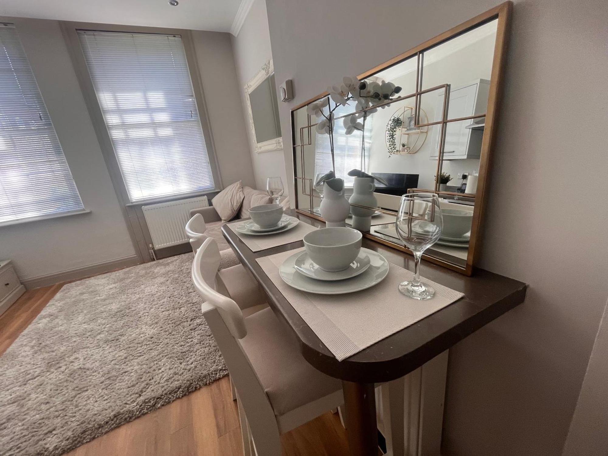 Central Private 1 Bed Flat Рединг Екстериор снимка