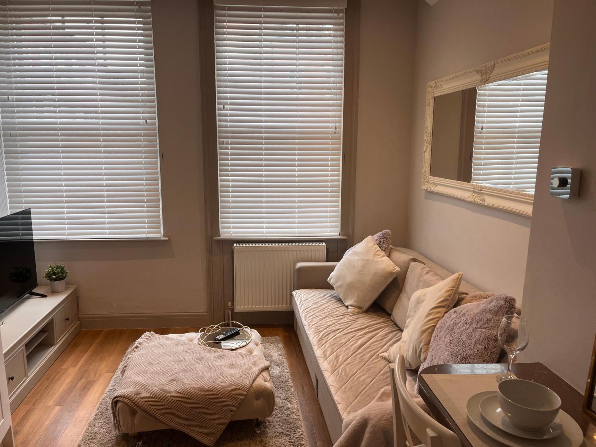 Central Private 1 Bed Flat Рединг Екстериор снимка